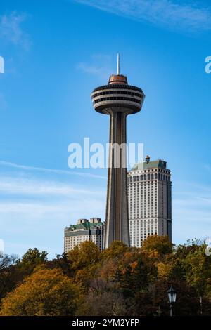 Blick auf den Skylon Tower in Ontario, Kanada von den Niagarafällen, New York, USA Stockfoto