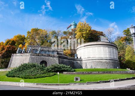 Queen Victoria Place am Niagara River Parkway in Niagara Falls, Ontario, Kanada Stockfoto