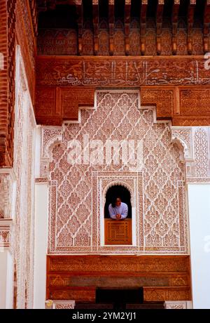 Die schöne und ruhige Ben Youssef Madrassa oder islamische Religionsschule im Souk von Marrakesch in Marokko im Maghreb in Nordafrika Stockfoto