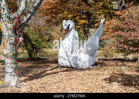 Stumme Schwanenskulpturen auf dem Niagara River Parkway in Niagara Falls, Ontario, Kanada Stockfoto