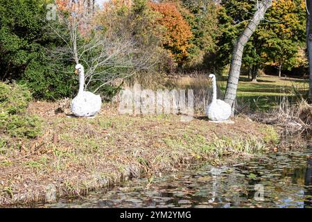 Stumme Schwanenskulpturen auf dem Niagara River Parkway in Niagara Falls, Ontario, Kanada Stockfoto