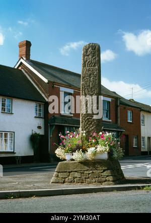 Ne Fläche des Copplestone Anglo-Saxon Cross-Shaft, Devon, England, UK, mit Verflechtungsmustern, zwei menschliche Gestalten, die (Mitte) umarmen, und ein Pferd und Reiter Stockfoto