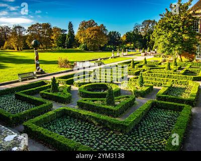 Formelle Gärten von South Hill Park Bracknell Berkshire am sonnigen Herbsttag Stockfoto