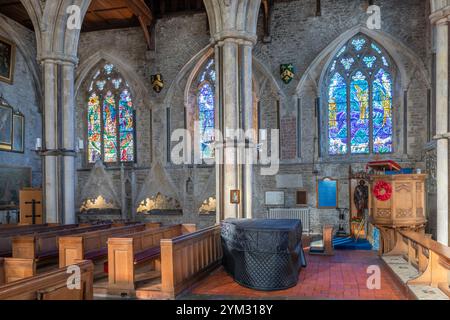 Das Innere und die Fenster der Kirche „St. Thomas the Martyr“ in Winchelsea, East Sussex – Thomas Becket, Erzbischof von Canterbury. Stockfoto