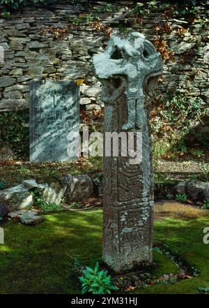 Lanherne Cross, St Mawgan, Cornwall, England, Großbritannien: Ein vierlöchiges stehendes Kreuz mit Schriftzug, verschachtelten Mustern und Christ Crucified. Stockfoto