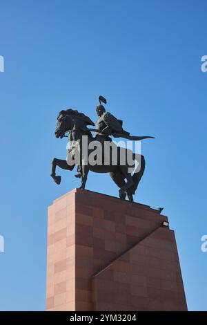 Denkmal, Skulptur von Alai Manas zu Pferd, aus dem heldenhaften Epos der kirgisischen Menschen. Held immaterielles Kulturerbe der Menschheit. Ala-Too Hauptplatz der Stadt. Bischkek, Kirgisistan - 08. OKT 2024 Stockfoto