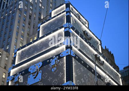 New York, USA. November 2024. Außenansicht des Flagship-Stores der Louis Vuitton Fifth Avenue mit Gerüsten, die an einen Stapel von Reisetaschen der Marke erinnern, New York, NY, 19. November 2024. (Foto: Anthony Behar/SIPA USA) Credit: SIPA USA/Alamy Live News Stockfoto