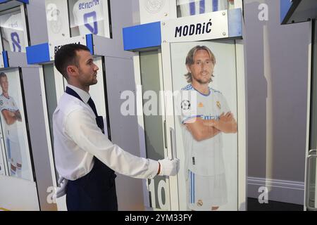 Ein Schließfach, das Luka Modric in den Saisons 2017/18-2021/22 benutzte, ist die Umkleidekabine der ersten Mannschaft von Real Madrid im Santiago Bernabeu Stadion im Sotheby's in London zu sehen, die sie online versteigern, wobei ein Teil des Erlöses an die Real Madrid Foundation geht. Bilddatum: Mittwoch, 20. November 2024. Stockfoto