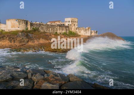 Das Cape Coast Castle, ein „Sklavenschloss“-Fort in Ghana, Westafrika, mit den Wellen des Atlantiks am Meer. Stockfoto