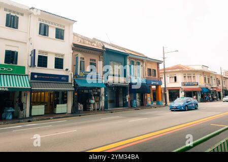 Singapur - 03. Januar 2023 - Eine Reihe traditioneller chinesischer Häuserarchitektur an der Joo Chiat Road. Hochwertige Fotos Stockfoto