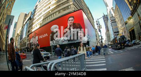 Werbung für den Bauschuppen für einen neuen Prada-Laden auf dem kürzlich erworbenen Gebäude an der Fifth Avenue in New York am Sonntag, den 17. November 2024. (© Richard B. Levine) Stockfoto