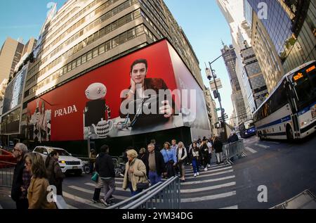 Werbung für den Bauschuppen für einen neuen Prada-Laden auf dem kürzlich erworbenen Gebäude an der Fifth Avenue in New York am Sonntag, den 17. November 2024. (© Richard B. Levine) Stockfoto