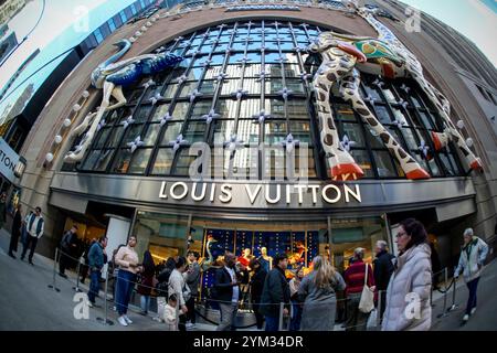 Der provisorische Louis Vuitton Store in der East 57th Street und Fifth Avenue in Midtown Manhattan in New York am Sonntag, den 17. November 2024. Das Flagship-Geschäft wird derzeit abgerissen, um Platz für einen größeren und besseren Laden in Vuitton zu schaffen (© Richard B. Levine) Stockfoto