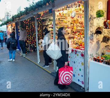 Am Freitag, den 15. November 2024, stöbern Käufer auf dem Union Square Holiday Market in New York. (© Richard B. Levine) Stockfoto