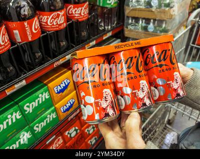 Ein Käufer wählt am Samstag, den 16. November 2024, in einem New Yorker Supermarkt ein Sechserpack Mini-Dosen „Zero Sugar“ Coca-Cola mit dem fröhlichen alten Weihnachtsmann. (© Richard B. Levine) Stockfoto