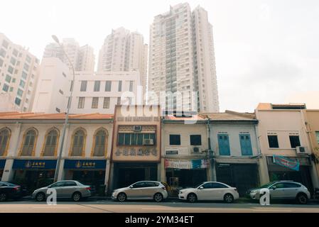 Singapur - 03. Januar 2023 - Eine Reihe traditioneller chinesischer Häuserarchitektur an der Joo Chiat Road. Hochwertige Fotos Stockfoto
