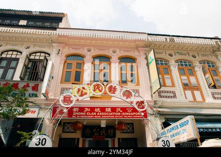 Singapur - 03. Januar 2023 - Eine Reihe traditioneller chinesischer Häuserarchitektur an der Joo Chiat Road. Hochwertige Fotos Stockfoto