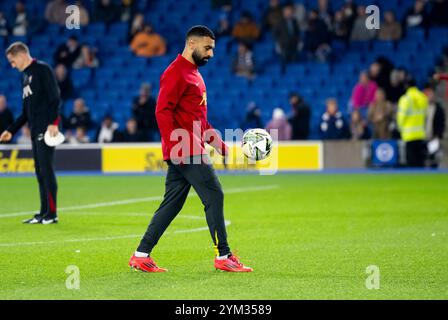 EFL Carabao Cup zwischen Brighton und Hove Albion und Liverpool im American Express Stadium, Brighton, Großbritannien - 30. Oktober 2024 - Liverpool Mohamed Salah wärmt sich nur vor dem redaktionellen Gebrauch auf. Kein Merchandising. Für Football Images gelten Einschränkungen für FA und Premier League, inc. Keine Internet-/Mobilnutzung ohne FAPL-Lizenz. Weitere Informationen erhalten Sie bei Football Dataco Stockfoto