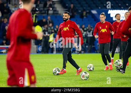 EFL Carabao Cup zwischen Brighton und Hove Albion und Liverpool im American Express Stadium, Brighton, Großbritannien - 30. Oktober 2024 - Liverpool Mohamed Salah wärmt sich nur vor dem redaktionellen Gebrauch auf. Kein Merchandising. Für Football Images gelten Einschränkungen für FA und Premier League, inc. Keine Internet-/Mobilnutzung ohne FAPL-Lizenz. Weitere Informationen erhalten Sie bei Football Dataco Stockfoto