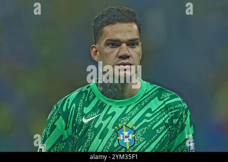 Salvador, Brasilien. November 2024. Torhüter Ederson von Brasilien während der Nationalhymne vor dem Spiel zwischen Brasilien und Uruguay für die 12. Runde der FIFA 2026-Qualifikation am 19. November 2024 im Arena Fonte Nova Stadium in Salvador. Foto: Heuler Andrey/DiaEsportivo/Alamy Live News Credit: DiaEsportivo/Alamy Live News Stockfoto