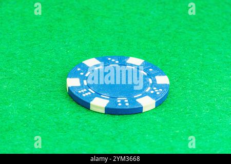 Hintergrund für Casino-Chips auf grünem Filz. Poker Chip auf einem Tisch. Casino Chips auf dem grünen Tisch Hintergrund gebildet für Casino Chips auf einem gre Stockfoto