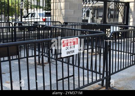 Washington D.C., USA - 2. September 2024 - Ein "Sperrgebiet, nicht betreten", Schild auf einer Eisenzaunsperre vor dem Eisenhower Executive Office. Stockfoto