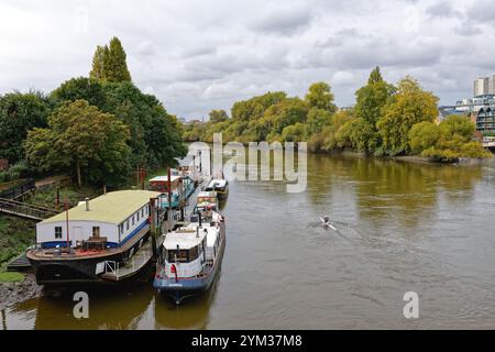 Die Themse, von der Kew Bridge aus gesehen, mit Blick auf den Brentford River mit vertäuten Hausbooten und modernen Apartments im Großraum London England Großbritannien Stockfoto