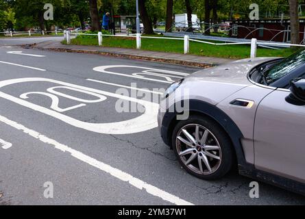 Große, gemalte Schilder mit einer GESCHWINDIGKEIT von 20 MPH auf einer öffentlichen Straße in Kew Green Greater London England UK Stockfoto