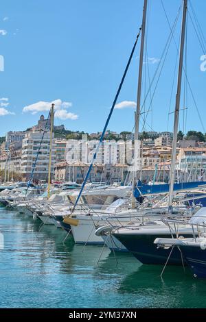 Marseille. Frankreich - 20. November 2024: Eine lebendige Szene von Marseille Vieux-Port mit vertäuten Segelbooten, historischen Gebäuden und der Notre-Dame Stockfoto