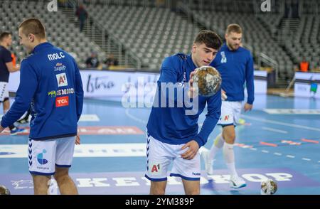 Zagreb, Kroatien. November 2024. ZAGREB, KROATIEN - 20. NOVEMBER: Jakov Celegin von Zagrebwarm vor dem EHF Champions League Gruppenspiel zwischen dem HC Zagreb und dem SC Magdeburg in der Arena Zagreb am 20. November 2024 in Zagreb, Kroatien. Foto: Sanjin Strukic/PIXSELL Credit: Pixsell/Alamy Live News Stockfoto