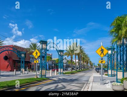 Geschäfte und Restaurants an der South Beach Street in der Nähe des Riverfront Park, Daytona Beach, Florida, USA Stockfoto