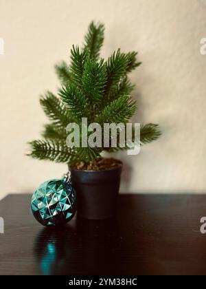 Mini dekorierter Weihnachtsbaum isoliert auf weiß Stockfoto