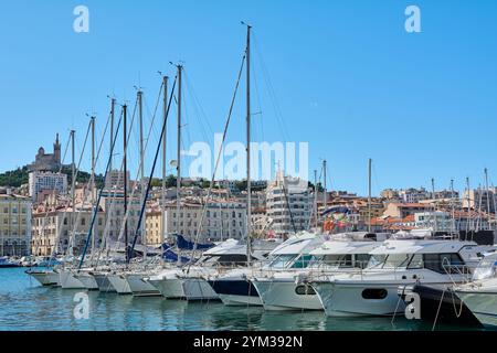 Marseille. Frankreich - 20. November 2024: Marseille Vieux-Port mit Segelbooten und Yachten, umgeben von historischer Architektur und dem berühmten N Stockfoto