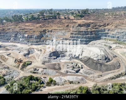 Aus der Vogelperspektive auf die Tagebaustätte Industriesandstein- und Kiessteinbruch in San Diego, Kalifornien, USA Stockfoto