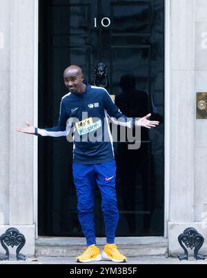 London, England, Großbritannien. November 2024. Sir MO FARAH schickt einen Brief an die Downing Street 10 und bittet den britischen Premierminister Keir Starmer, britische Kinder durch Sport und Spiel aktiver zu machen. (Kreditbild: © Tayfun Salci/ZUMA Press Wire) NUR REDAKTIONELLE VERWENDUNG! Nicht für kommerzielle ZWECKE! Stockfoto