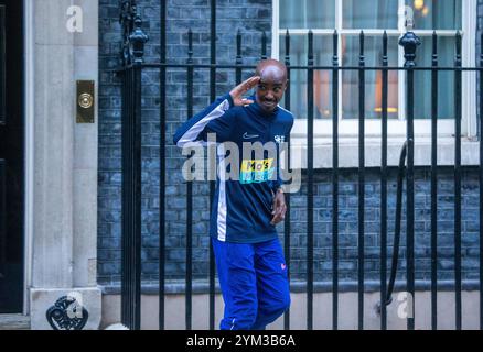 London, England, Großbritannien. November 2024. Sir MO FARAH schickt einen Brief an die Downing Street 10 und bittet den britischen Premierminister Keir Starmer, britische Kinder durch Sport und Spiel aktiver zu machen. (Kreditbild: © Tayfun Salci/ZUMA Press Wire) NUR REDAKTIONELLE VERWENDUNG! Nicht für kommerzielle ZWECKE! Stockfoto