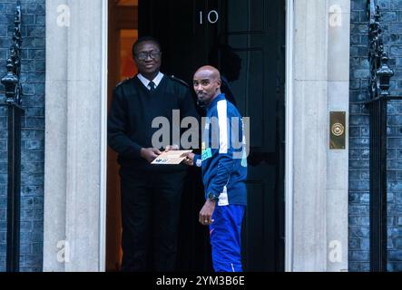 London, England, Großbritannien. November 2024. Sir MO FARAH schickt einen Brief an die Downing Street 10 und bittet den britischen Premierminister Keir Starmer, britische Kinder durch Sport und Spiel aktiver zu machen. (Kreditbild: © Tayfun Salci/ZUMA Press Wire) NUR REDAKTIONELLE VERWENDUNG! Nicht für kommerzielle ZWECKE! Stockfoto