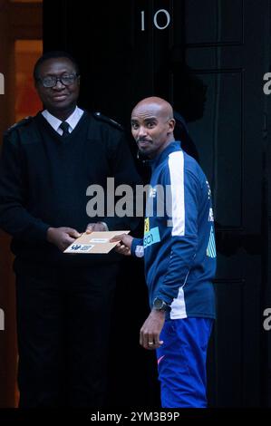 London, England, Großbritannien. November 2024. Sir MO FARAH schickt einen Brief an die Downing Street 10 und bittet den britischen Premierminister Keir Starmer, britische Kinder durch Sport und Spiel aktiver zu machen. (Kreditbild: © Tayfun Salci/ZUMA Press Wire) NUR REDAKTIONELLE VERWENDUNG! Nicht für kommerzielle ZWECKE! Stockfoto