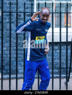 London, England, Großbritannien. November 2024. Sir MO FARAH schickt einen Brief an die Downing Street 10 und bittet den britischen Premierminister Keir Starmer, britische Kinder durch Sport und Spiel aktiver zu machen. (Kreditbild: © Tayfun Salci/ZUMA Press Wire) NUR REDAKTIONELLE VERWENDUNG! Nicht für kommerzielle ZWECKE! Stockfoto