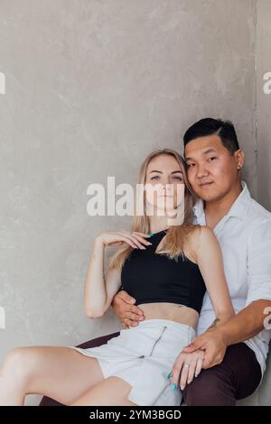 Mann Und Frau Sitzen Nebeneinander Und Umarmen Sich Stockfoto