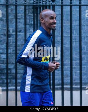 London, England, Großbritannien. November 2024. Sir MO FARAH schickt einen Brief an die Downing Street 10 und bittet den britischen Premierminister Keir Starmer, britische Kinder durch Sport und Spiel aktiver zu machen. (Kreditbild: © Tayfun Salci/ZUMA Press Wire) NUR REDAKTIONELLE VERWENDUNG! Nicht für kommerzielle ZWECKE! Stockfoto