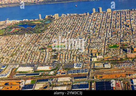 Luftaufnahme des dicht besiedelten Stadtgebietes mit Wohngebäuden, grünen Parks und Hudson River im Hintergrund. New Jersey, . USA. Stockfoto