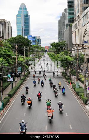 Verkehr auf den Straßen von Bangkok CBD, wenn nicht Rush Hour. Stockfoto