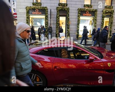 Mailand – Massen von Menschen gehen einkaufen, kaufen vor den Weihnachtsferien im Modeviertel, in der Via Montenapoleone und in der Via Sant'Andrea, auf dem Foto Ferrari Autos in der Via Montenapoleone nur redaktionelle Verwendung Stockfoto