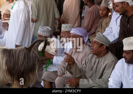 omanische Männer und Ziegen auf dem nizwa Viehmarkt nizwa oman im Nahen Osten Stockfoto