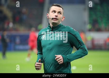 Schiedsrichter Michael Oliver eng vor dem Fußballspiel der UEFA Champions League zwischen dem FC Lokomotiv Moskau und dem FC Bayer 04 Leverkusen im Stadion Lokom Stockfoto