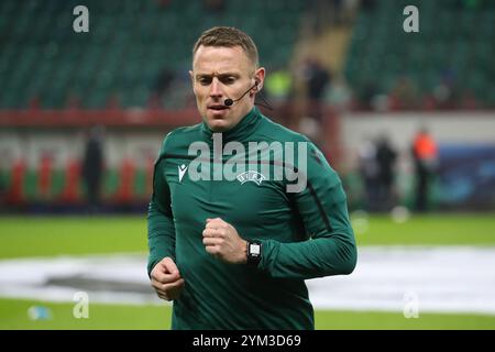 Schiedsrichter Simon Bennett eng vor dem Fußball-Spiel der UEFA Champions League zwischen dem FC Lokomotiv Moskau und dem FC Bayer 04 Leverkusen im Stadion Lokomo Stockfoto