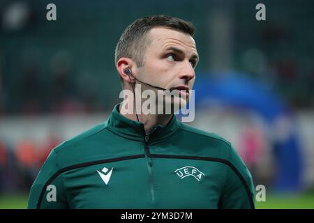 Schiedsrichter Michael Oliver eng vor dem Fußballspiel der UEFA Champions League zwischen dem FC Lokomotiv Moskau und dem FC Bayer 04 Leverkusen im Stadion Lokom Stockfoto