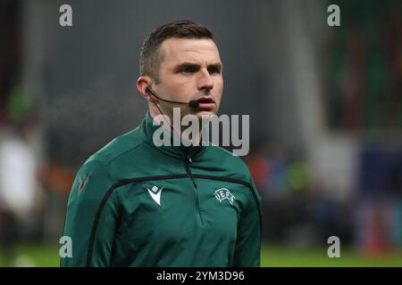 Schiedsrichter Michael Oliver eng vor dem Fußballspiel der UEFA Champions League zwischen dem FC Lokomotiv Moskau und dem FC Bayer 04 Leverkusen im Stadion Lokom Stockfoto