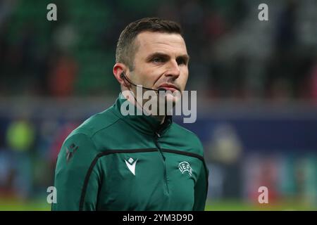 Schiedsrichter Michael Oliver eng vor dem Fußballspiel der UEFA Champions League zwischen dem FC Lokomotiv Moskau und dem FC Bayer 04 Leverkusen im Stadion Lokom Stockfoto